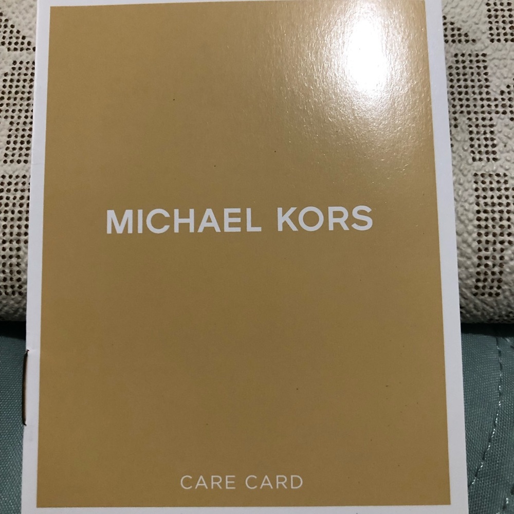 Michael Kors- Jet Set Travel MK Monogram Wallet in Vanilla - PRICE FIRM - Picture 13 of 13